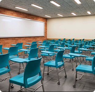 Sala de aula com cadeiras em tons de azul e quadro branco