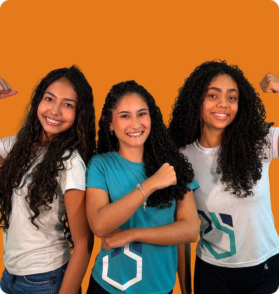 Alunas do Colégio Interação sorrindo e comemorando, fundo laranja