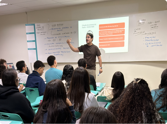Professor do Colégio Interação ministrando aula para turma do Ensino Médio