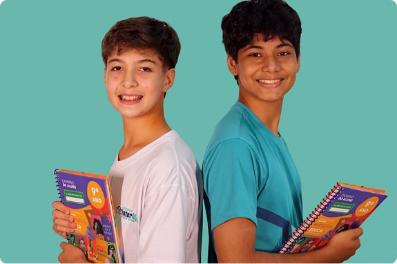 Dois alunos do Colégio Interação sorrindo, segurando cadernos