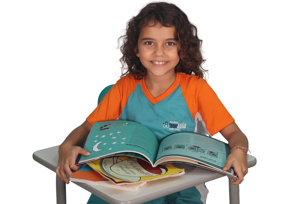 Aluna dos Anos Iniciais do Interação com um livro aberto