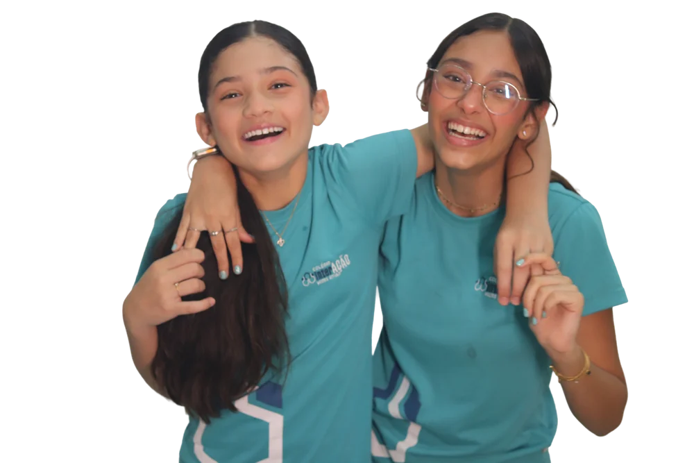 Duas alunas do Interação abraçadas, sorrindo