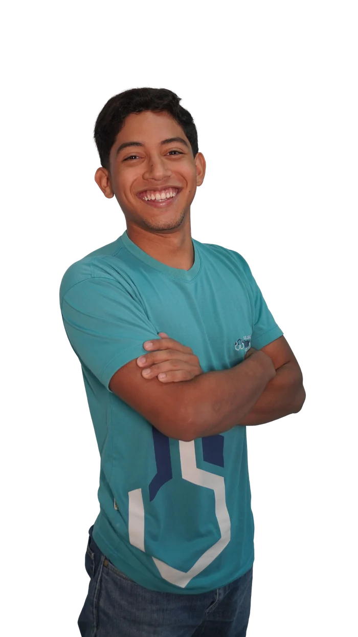 Aluno do Interação de braços cruzados, sorrindo